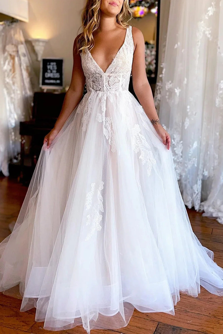 Final Markdown Tulle A-Line V-Neck Sleeveless Appliques Wedding Dress