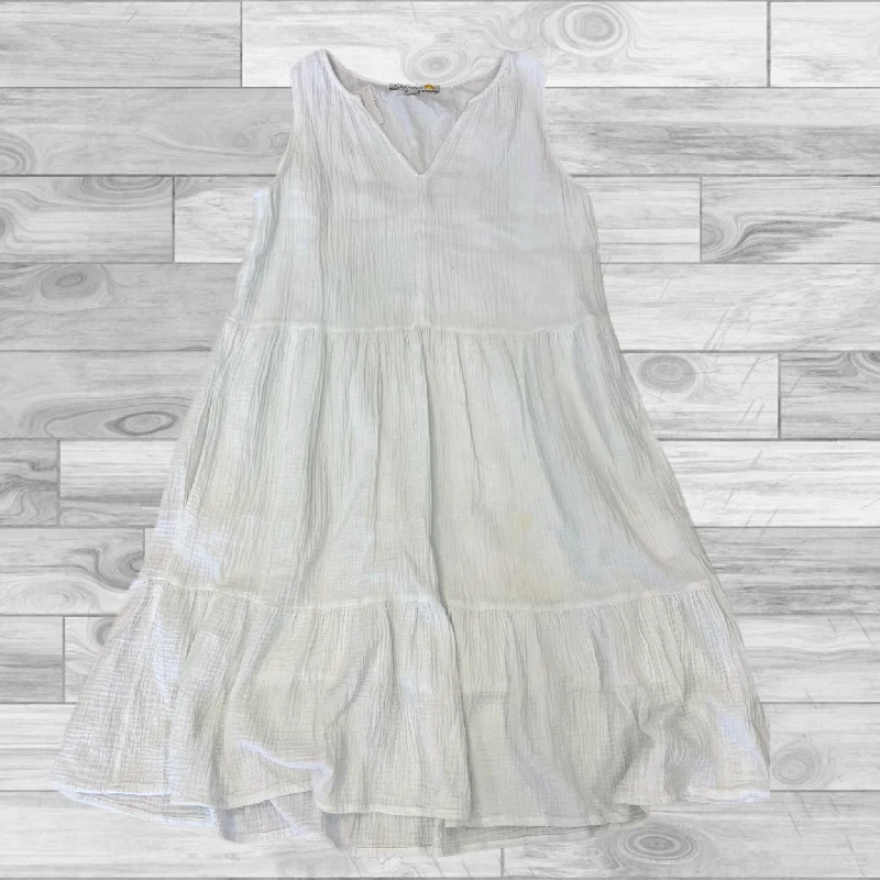Savings Alert White Dress Casual Short C And C, Size S