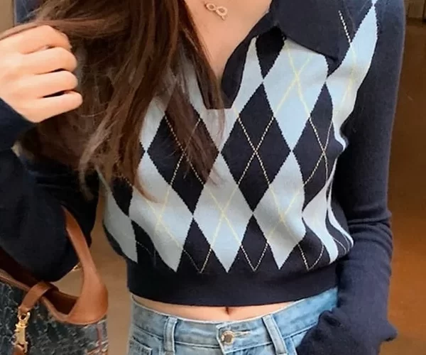 Long-sleeved top with refined design
