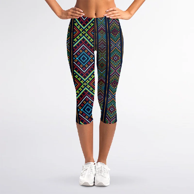 Hurry In Pixel Ethnic Pattern Print Women's Capri Leggings
